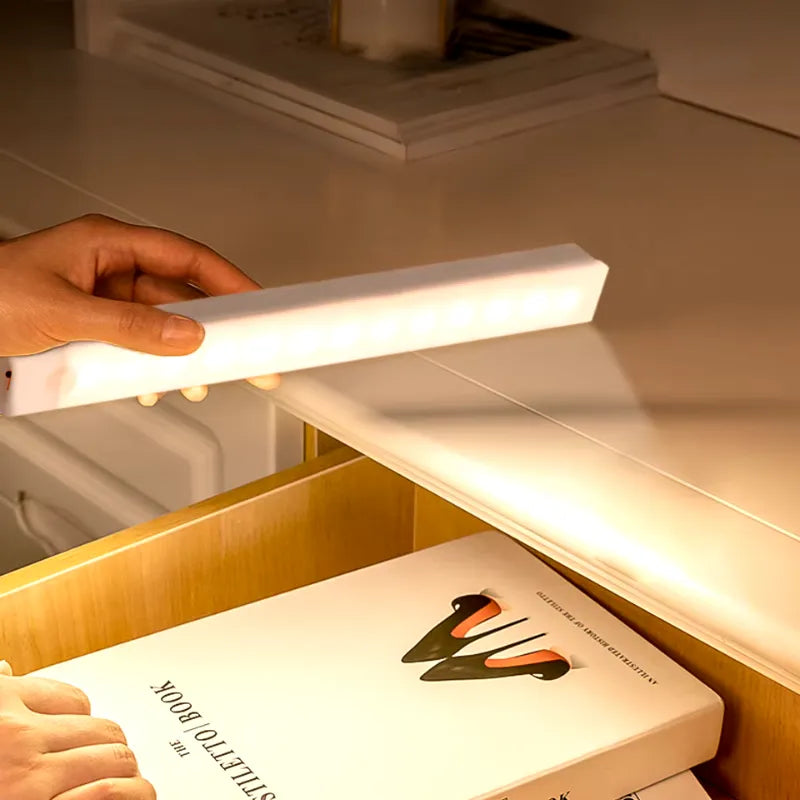 Luminária LED Recarregável com Sensor de Movimento Luz ambiente