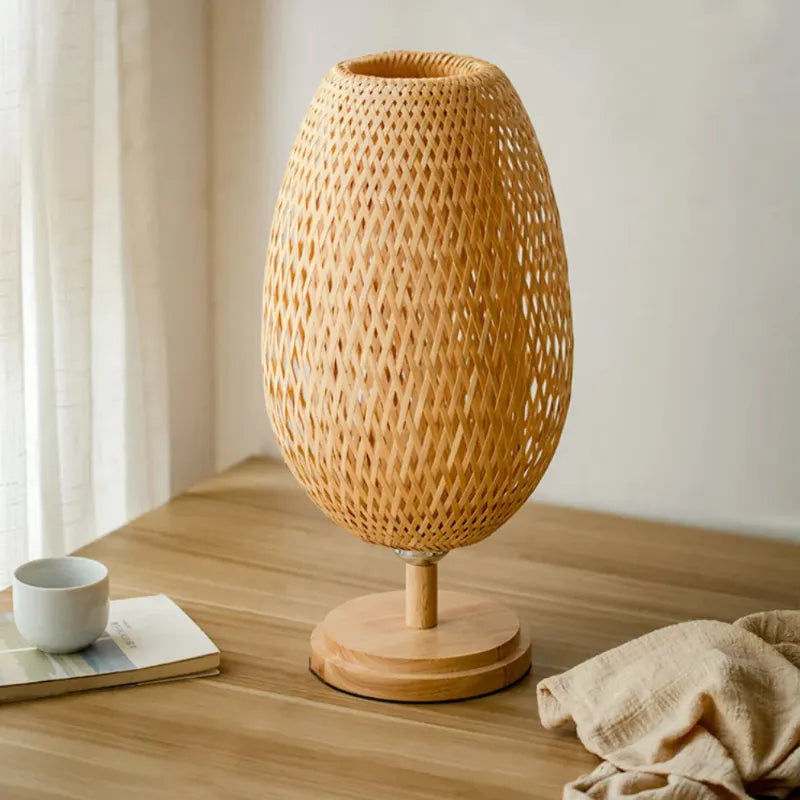 Luminária-de-Mesa-em-Rattan-Luz-ambiente