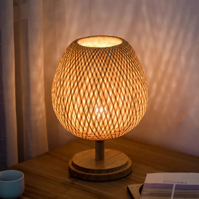 Luminária-de-Mesa-em-Rattan-Luz-ambiente