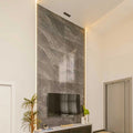 Sala com painel de pedra e spots no teto