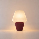 Abajur de Mesa Aura Plissado vermelho marsala – aceso
