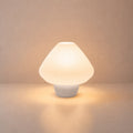 Abajur de Mesa Lotus Cônico branco – aceso