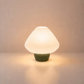 Abajur de Mesa Lotus Cônico verde oliva – aceso
