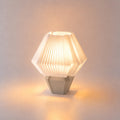 Abajur de Mesa Hexagonal caucasiano – aceso