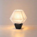 Abajur de Mesa Hexagonal preto – aceso