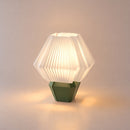 Abajur de Mesa Hexagonal verde oliva – aceso