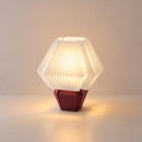 Abajur de Mesa Hexagonal vermelho marsala – aceso