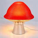 Abajur de mesa cogumelo vermelho aceso em fundo branco