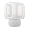 Abajur de mesa com cúpula branca canelada em tambor e base arredondada canelada branca, em fundo branco