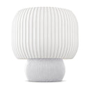 Abajur de mesa com cúpula branca canelada em tambor e base arredondada canelada branca, em fundo branco