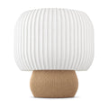 Abajur de mesa com cúpula branca canelada em tambor e base arredondada canelada capuccino, em fundo branco