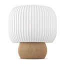 Abajur de mesa com cúpula branca canelada em tambor e base arredondada canelada capuccino, em fundo branco