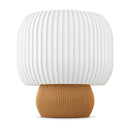 Abajur de mesa com cúpula branca canelada em tambor e base arredondada canelada caramelo, em fundo branco