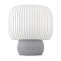 Abajur de mesa com cúpula branca canelada em tambor e base arredondada canelada cinza claro, em fundo branco