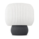 Abajur de mesa com cúpula branca canelada em tambor e base arredondada canelada grafite, em fundo branco