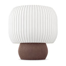 Abajur de mesa com cúpula branca canelada em tambor e base arredondada canelada marrom, em fundo branco