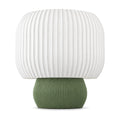 Abajur de mesa com cúpula branca canelada em tambor e base arredondada canelada verde oliva, em fundo branco