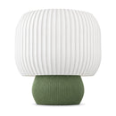Abajur de mesa com cúpula branca canelada em tambor e base arredondada canelada verde oliva, em fundo branco