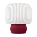 Abajur de mesa com cúpula branca canelada em tambor e base arredondada canelada vermelho marsala, em fundo branco