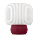 Abajur de mesa com cúpula branca canelada em tambor e base arredondada canelada vermelho marsala, em fundo branco