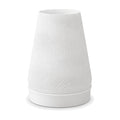 Abajur de mesa com cúpula branca cônica texturizada em ondas e base branca, em fundo branco