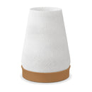 Abajur de mesa com cúpula branca cônica texturizada em ondas e base caramelo, em fundo branco