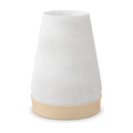 Abajur de mesa com cúpula branca cônica texturizada em ondas e base caucasiano, em fundo branco