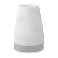 Abajur de mesa com cúpula branca cônica texturizada em ondas e base cinza claro, em fundo branco