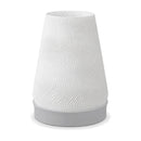Abajur de mesa com cúpula branca cônica texturizada em ondas e base cinza claro, em fundo branco