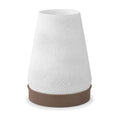 Abajur de mesa com cúpula branca cônica texturizada em ondas e base marrom, em fundo branco