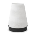 Abajur de mesa com cúpula branca cônica texturizada em ondas e base preta, em fundo branco