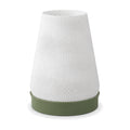 Abajur de mesa com cúpula branca cônica texturizada em ondas e base verde oliva, em fundo branco