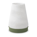 Abajur de mesa com cúpula branca cônica texturizada em ondas e base verde oliva, em fundo branco