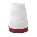 Abajur de mesa com cúpula branca cônica texturizada em ondas e base vermelho marsala, em fundo branco