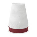 Abajur de mesa com cúpula branca cônica texturizada em ondas e base vermelho marsala, em fundo branco