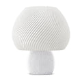 Abajur de mesa com cúpula branca em formato de cogumelo com nervuras em espiral e base canelada branca, em fundo branco