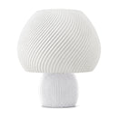 Abajur de mesa com cúpula branca em formato de cogumelo com nervuras em espiral e base canelada branca, em fundo branco