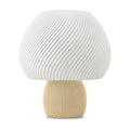 Abajur de mesa com cúpula branca em formato de cogumelo com nervuras em espiral e base canelada caucasiano, em fundo branco