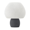 Abajur de mesa com cúpula branca em formato de cogumelo com nervuras em espiral e base canelada grafite, em fundo branco