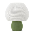 Abajur de mesa com cúpula branca em formato de cogumelo com nervuras em espiral e base canelada verde oliva, em fundo branco
